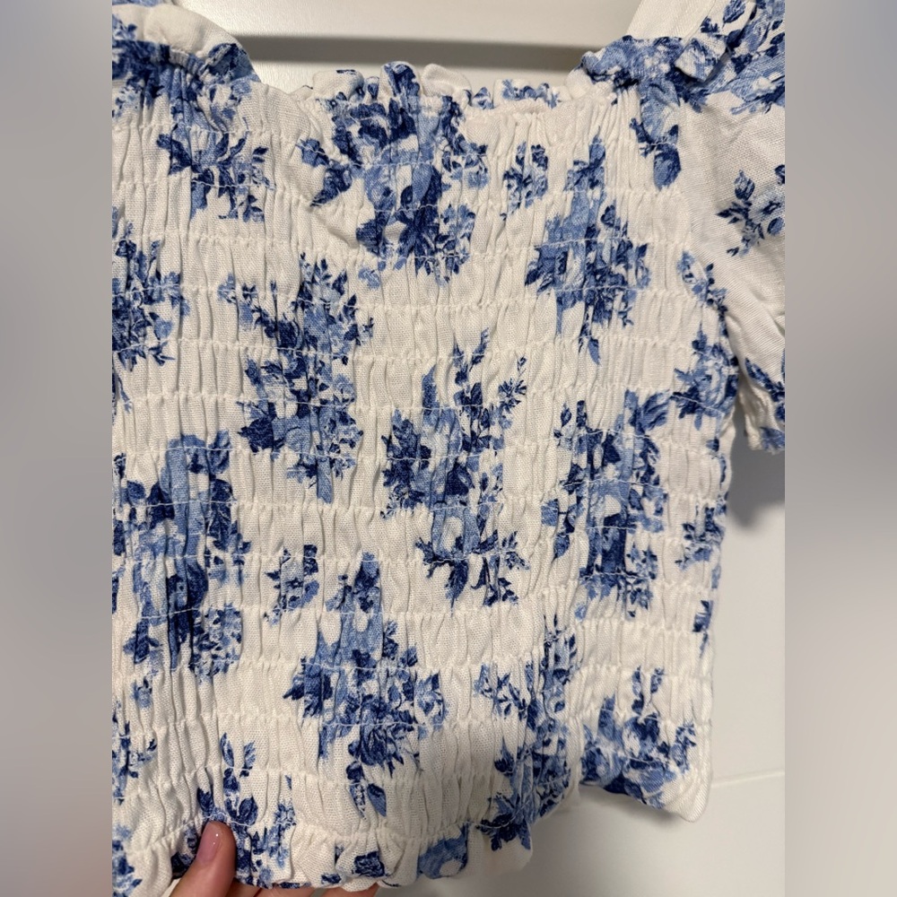 Chic Blue Floral Linen Blend Blouse - Picture 3 of 4
